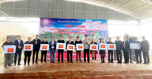 Các đại biểu tỉnh tặng quà cho Ban vận động Bảo tồn bản sắc văn hóa dân tộc Mông trên địa bàn huyện Than Uyên