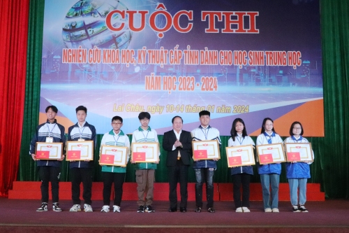 Đồng chí Tống Thanh Hải - Ủy viên Ban Thường vụ Tỉnh ủy, Phó Chủ tịch Thường trực UBND tỉnh trao giải cho các học sinh có dự án đạt giải Nhất