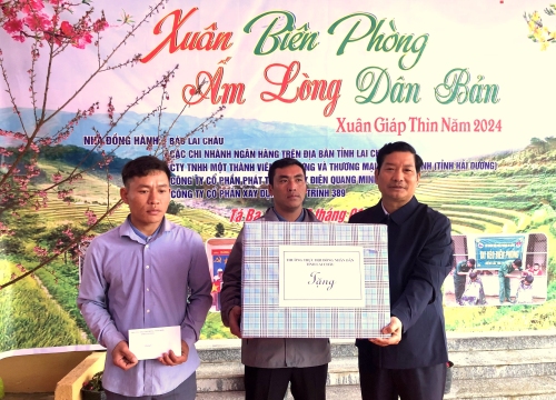Đồng chí Chu Lê Chinh - Ủy viên Ban Thường vụ Tỉnh ủy, Phó Chủ tịch HĐND tỉnh tặng quà cho nhân dân bản Nhóm Pố