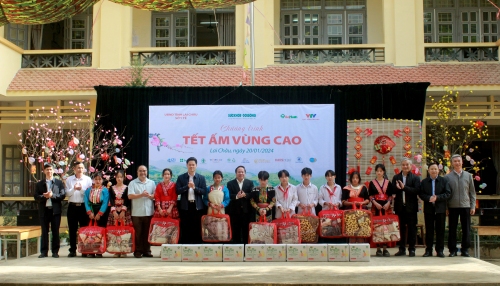 Các đại biểu tặng quà cho học sinh Trường Phổ thông Dân tộc bán trú THCS Nậm Pì