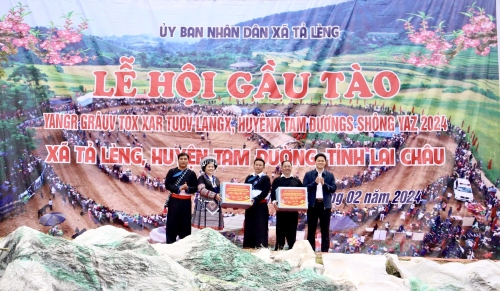 Các đồng chí lãnh đạo tỉnh tặng quà cho cấp ủy, chính quyền và Nhân dân xã Tả Lèng, huyện Tam Đường