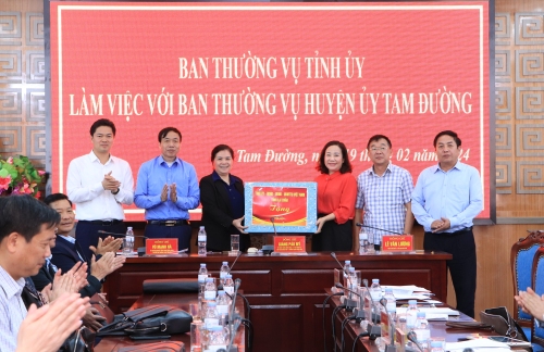 Các đồng chí lãnh đạo tỉnh tặng quà cho Cấp ủy, Chính quyền và Nhân dân các dân tộc huyện Tam Đường