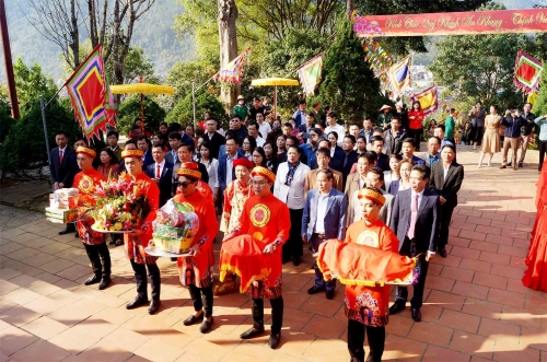 Các đồng chí lãnh đạo tỉnh, thành phố, Nhân dân và du khách thực hiện nghi lễ dâng hương