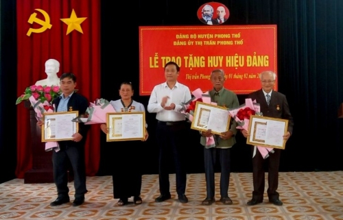 Đồng chí Đinh Quang Tuấn - Bí thư Huyện ủy trao Huy hiệu Đảng cho các đảng viên 30, 50, 55 và 60 năm tuổi Đảng