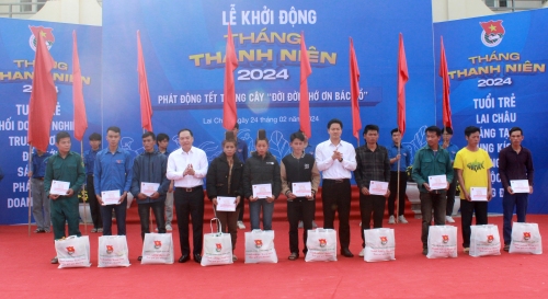 Các đồng chí lãnh đạo tỉnh và Đảng bộ Khối Doanh nghiệp Trung ương tặng quà cho các hộ nghèo trên địa bàn xã Pha Mu.