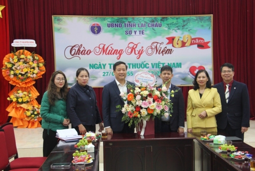 Đồng chí Lê Đức Dục - Ủy Ban Thường vụ Tỉnh ủy, Trưởng Ban Tuyên giáo Tỉnh ủy tặng hoa chúc mừng Sở Y tế