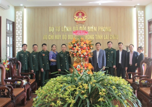 Đồng chí Lê Đức Dục - Ủy viên Ban Thường vụ Tỉnh ủy, Trưởng Ban Tuyên giáo Tỉnh ủy tặng hoa chúc mừng cán bộ, chiến sĩ Bộ đội Biên phòng Lai Châu
