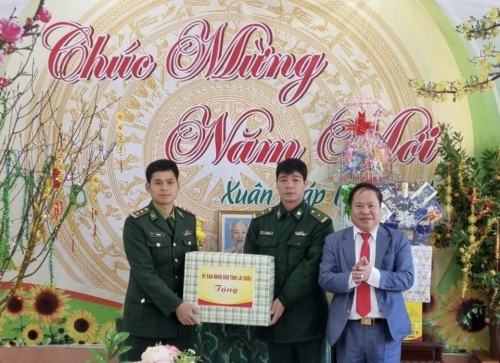 Phó Chủ tịch Thường trực UBND tỉnh Tống Thanh Hải tặng quà động viên cán bộ, chiến sĩ Đồn Biên phòng Hua Bum