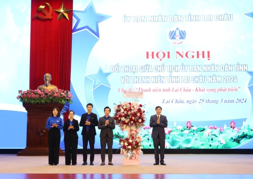 Chủ tịch UBND tỉnh Lê Văn Lương tặng lẵng hoa chúc mừng nhân dịp 93 năm Ngày thành lập Đoàn thanh niên cộng sản Hồ Chí Minh
