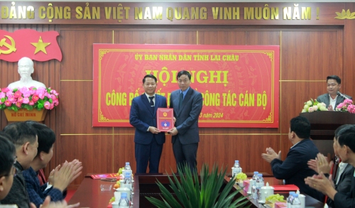 Đồng chí Lê Văn Lương - Phó Bí thư Tỉnh ủy, Chủ tịch UBND tỉnh trao quyết định bổ nhiệm Phó Giám đốc Sở Nội vụ cho đồng chí Trần Đức Hiển