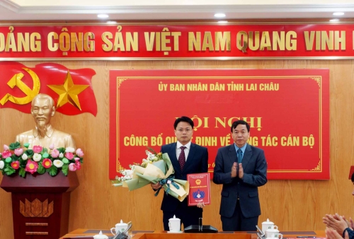 Đồng chí Chủ tịch UBND tỉnh Lê Văn Lương trao Quyết định và tặng hoa chúc mừng đồng chí Hoàng Minh Hải - Phó Chánh Văn phòng UBND tỉnh