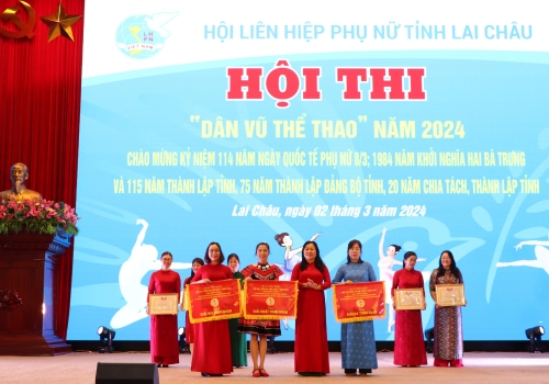 Đồng chí Khoàng Thị Thanh Nga - Tỉnh ủy viên, Chủ tịch Hội Liên hiệp Phụ nữ tỉnh, Trưởng Ban Tổ chức Hội thi trao giải cho các Đoàn đạt giải