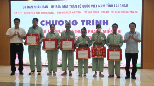 Phó Bí thư Thường trực Tỉnh uỷ Vũ Mạnh Hà và Chủ tịch Ủy ban MTTQ Việt Nam tỉnh tặng quà cho các bệnh nhân