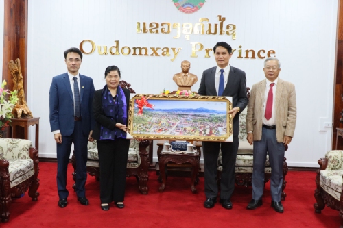 Lãnh đạo tỉnh U Đôm Xay (Lào) tặng bức tranh lưu niệm cho lãnh đạo tỉnh Lai Châu (Việt Nam)