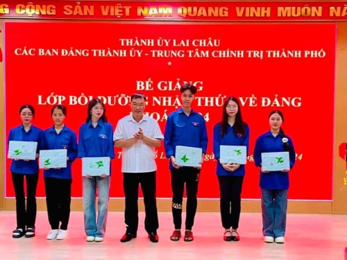 Đồng chí Tống Thanh Bình - Ủy viên Ban Thường vụ Tỉnh ủy, Bí thư Thành ủy tặng quà cho các học viên có thành tích tiêu biểu