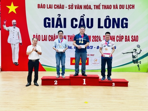 Đồng chí Dư Khánh Kiên - Phó Tổng Biên tập Báo Lai Châu, Trưởng Ban Tổ chức Giải trao huy chương nội dung thi đấu đôi nam các cơ quan báo chí chí