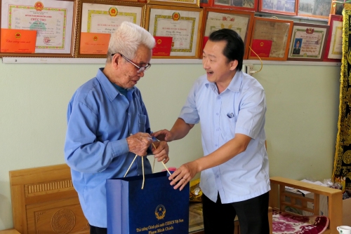 Chủ tịch Ủy ban Mặt trận Tổ quốc Việt Nam tỉnh tặng quà tại huyện Tân Uyên nhân kỷ niệm 70 năm chiến thắng Điện Biên Phủ