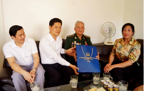 Phó Bí thư Thường trực Tỉnh ủy Vũ Mạnh Hà  tặng quà chiến sĩ Điện Biện Nguyễn Giang Lam