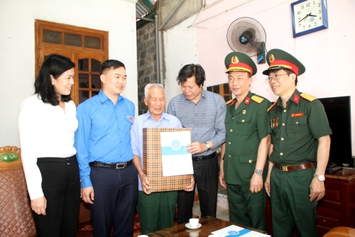 Đoàn thăm hỏi, tặng quà gia đình ông Hoàng Văn Thụ, bệnh binh ở tổ 2, phường Tân Phong, thành phố Lai Châu