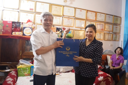 Đồng chí Bí thư Tỉnh uỷ Giàng Páo Mỷ tặng quà chiến sĩ Điện Biên Nguyễn Thái Học