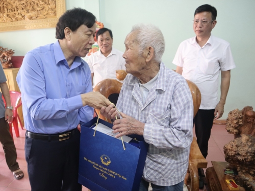 Chủ tịch UBND tỉnh Lê Văn Lương thăm, tặng quà chiến sĩ tham gia chiến dịch Điện Biên Phủ trên địa bàn huyện Than Uyên