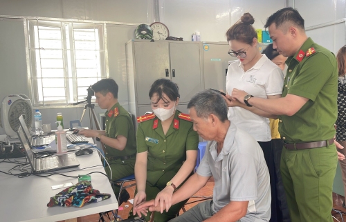 Công an huyện Phong Thổ tiếp nhận hồ sơ căn cước công dân và kích hoạt tài khoản định danh điện tử cho người dân