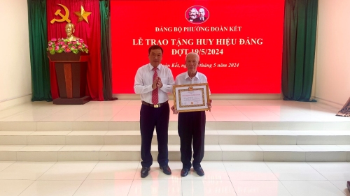 Đảng bộ phường Đoàn Kết tổ chức Lễ trao tặng Huy hiệu Đảng đợt 19/5/2024