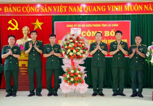 Đại tá Nguyễn Văn Hưng - Bí thư Đảng ủy, Chính ủy Bộ Chỉ huy BĐBP tỉnh trao quyết định thành lập và tặng hoa chúc mừng Đảng bộ Đồn Biên phòng Hua Bum