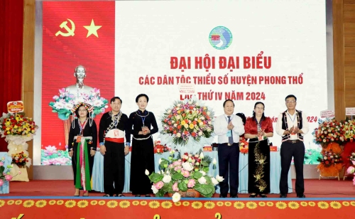 Đồng chí Tống Thanh Hải - Ủy viên Ban Thường vụ Tỉnh ủy, Phó Chủ tịch Thường trực UBND tỉnh, Trưởng Ban Chỉ đạo Đại hội đại biểu các DTTS tỉnh Lai Châu lần thứ IV tặng hoa chúc mừng Đại hội