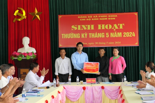 Đồng chí Vũ Mạnh Hà - Ủy viên dự khuyết Ban Chấp hành Trung ương Đảng, Phó Bí thư Thường trực Tỉnh ủy tặng quà Chi bộ bản Nậm Bon