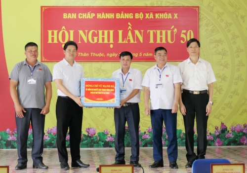 Đồng chí Vũ Mạnh Hà - Ủy viên dự khuyết Trung ương Đảng, Phó Bí thư Thường trực Tỉnh ủy tặng quả Đảng bộ xã Thân Thuộc