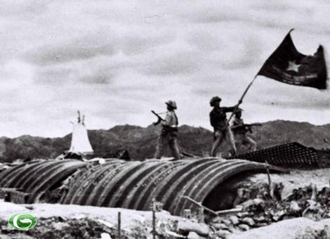 Chiều 7-5-1954, lá cờ “Quyết chiến - Quyết thắng” của Quân đội nhân dân Việt Nam tung bay trên nóc hầm tướng De Castries, đánh dấu Chiến dịch lịch sử Điện Biên Phủ đã toàn thắng (Ảnh tư liệu)