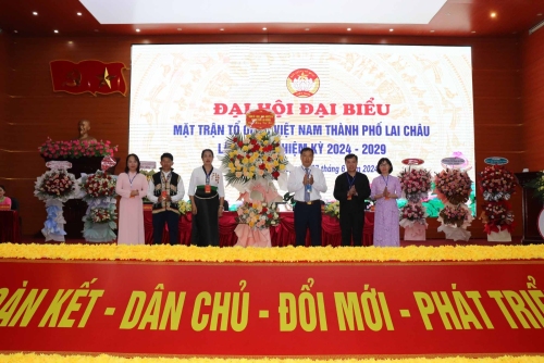 Đồng chí Tống Thanh Bình - Uỷ viên Ban Thường vụ Tỉnh ủy, Bí thư Thành ủy tặng hoa chúc mừng Đại hội