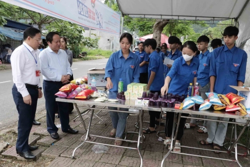 Đoàn công tác thăm hỏi động viên lực lượng thanh niên tình nguyện hỗ trợ thí sinh tại điểm thi Trường THPT Bình Lư