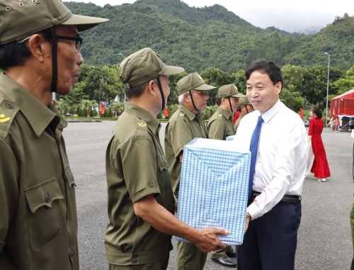 Đồng chí Lê Văn Lương - Phó Bí thư Tỉnh ủy, Chủ tịch UBND tỉnh tặng quà cho Lực lượng tham gia bảo vệ ANTT của 7 xã, phường