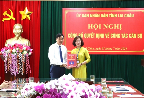Chủ tịch UBND tỉnh Lê Văn Lương trao Quyết định cho đồng chí Hoàng Thu Phương - Phó Giám đốc Sở Giáo dục và Đào tạo