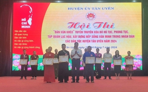 Đồng chí Bí thư Huyện uỷ Bùi Huy Phương trao giải Nhất, Nhì cho các đội thi