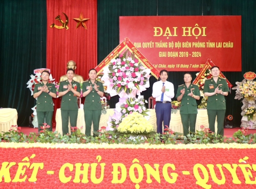 Đồng chí Lê Văn Lương - Phó Bí thư Tỉnh uỷ, Chủ tịch UBND tỉnh tặng hoa chúc mừng Đại hội