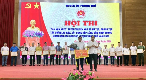 Đồng chí Đinh Quang Tuấn - Tỉnh ủy viên, Bí thư Huyện ủy Phong Thổ trao giải nhất cho đội thi đến từ Đảng bộ xã Sin Suối Hồ