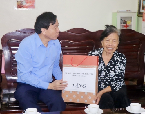 Chủ tịch UBND tỉnh Lê Văn Lương và Đoàn công tác tới thăm, tặng quà gia đình bà Phạm Thị Ninh (vợ liệt sĩ Phạm Văn Cởi)