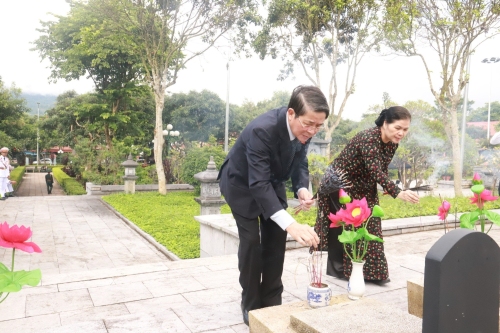 Phó Chủ tịch Quốc hội Nguyễn Đức Hải và Bí thư Tỉnh ủy Giàng Páo Mỷ thắp hương tại phần mộ liệt sĩ