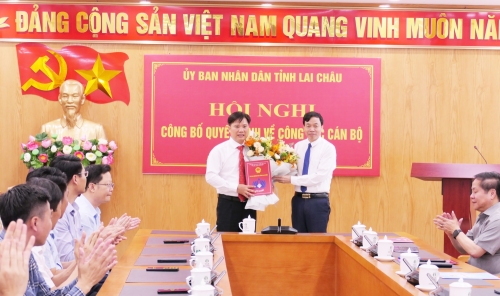 Đồng chí Lê Văn Lương -  Phó Bí thư Tỉnh uỷ, Chủ tịch UBND tỉnh trao Quyết định và tặng hoa chúc mừng đồng chí Nguyễn Đình Tứ