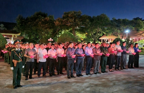 Các đồng chí Lãnh đạo tỉnh cùng đại biểu thắp nến tri ân tại Nghĩa trang Liệt sĩ tỉnh