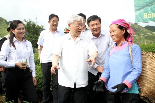 Tổng Bí thư Nguyễn Phú Trọng với Nhân dân và cán bộ tỉnh Lai Châu năm 2016. Đồng chí luôn gần dân, sát dân, vì lợi ích của nhân dân...