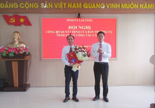 Đồng chí Vũ Mạnh Hà - Ủy viên dự khuyết Trung ương Đảng, Phó Bí thư Thường trực Tỉnh ủy trao Quyết định và tặng hoa chúc mừng đồng chí Nguyễn Văn Ban