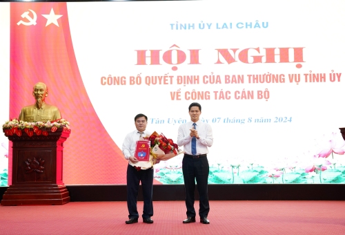 Đồng chí Vũ Mạnh Hà - Ủ y viên dự khuyết Trung ương Đảng, Phó Bí thư Thường trực Tỉnh uỷ trao Quyết định cho đồng chí Lò Văn Học