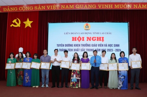 Đồng chí Hoàng Thọ Trung - Tỉnh uỷ viên, Chủ tịch LĐLĐ tỉnh và đồng chí Nguyễn Đình Toán - Phó trưởng Ban Dân vận Tỉnh uỷ trao Bằng khen cho các thầy, cô giáo có thành tích xuất sắc