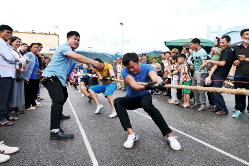 Các đội thi môn kéo co tại Ngày hội