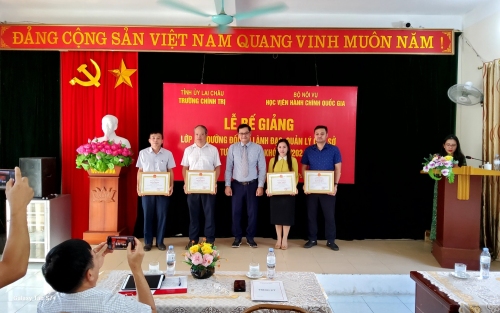 Bế giảng lớp Bồi dưỡng đối với lãnh đạo, quản lý cấp sở và tương đương năm 2024