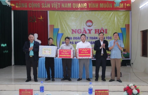 Đồng chí Lê Đức Dục - Ủy viên Ban Thường vụ Tỉnh ủy thay mặt Tỉnh ủy, HĐND, UBND, Ủy ban MTTQ Việt Nam tỉnh tặng quà chúc mừng cấp ủy, chính quyền và Nhân dân bản Pá Bon, xã Nậm Pì (Nậm Nhùn)